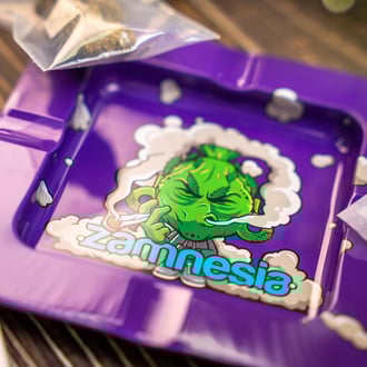 Cenicero cuadrado de metal Budhead (Zamnesia)