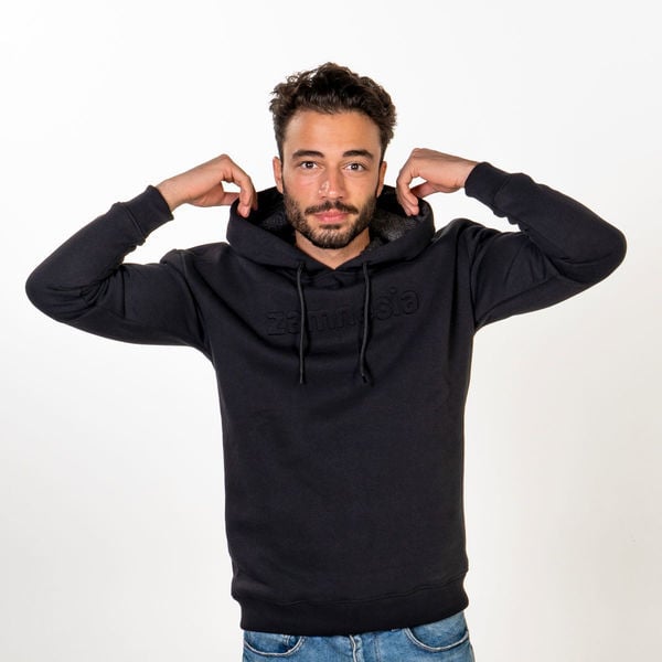 https://www.zamnesia.es/7549-25906-thickbox/sudadera-negra-capucha-relieve.jpg