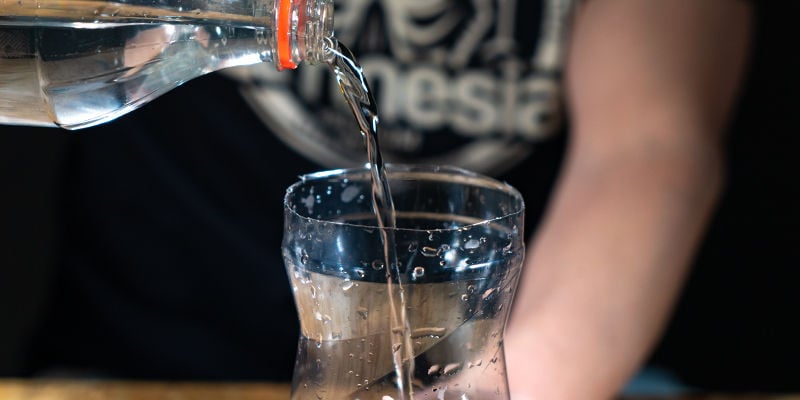 Bong De Gravedad De Cubo: Llena El Cubo De Agua