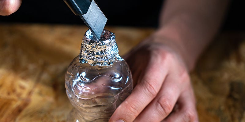 Bong De Gravedad De Cubo: Quita El Tapón De La Primera Botella Y Envuelve La Parte Superior En Papel De Aluminio