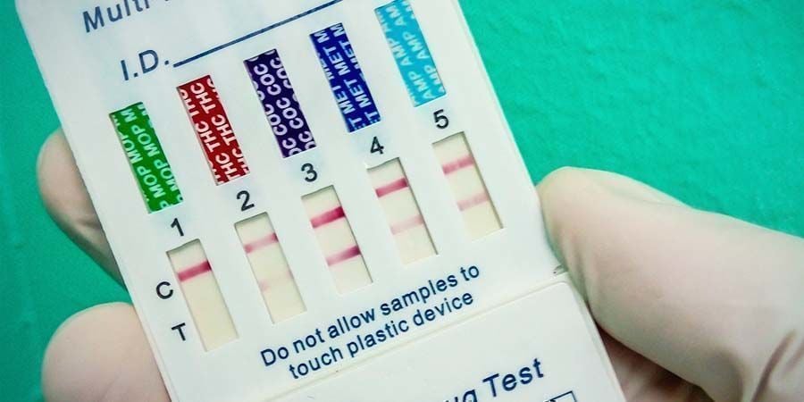 ¿Qué se considera un resultado positivo en un control de drogas?