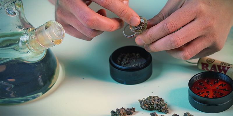 Cómo Usa Bong: Llena cazoleta de hierba