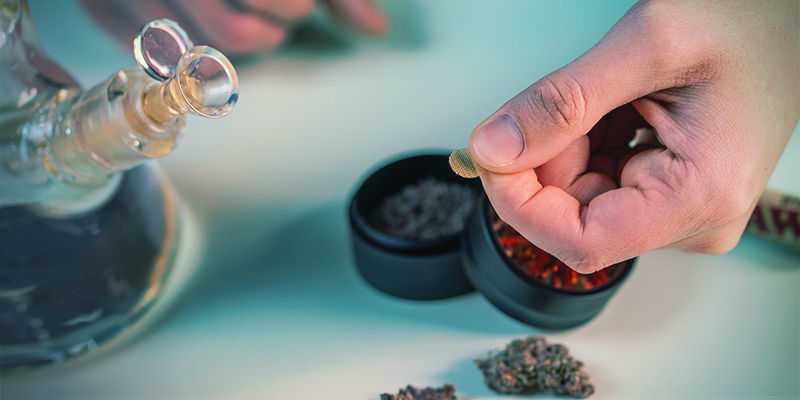 Cómo Usa Bong: Pon filtro en cazoleta