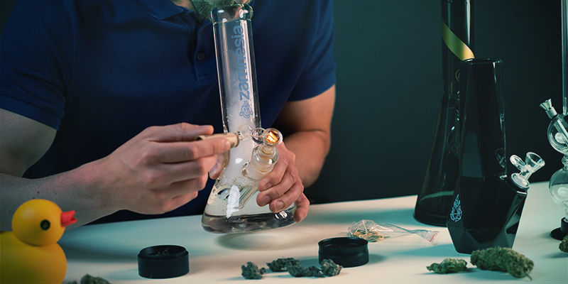 Cómo Usa Bong: Ponte bong en boca y enciende cazoleta