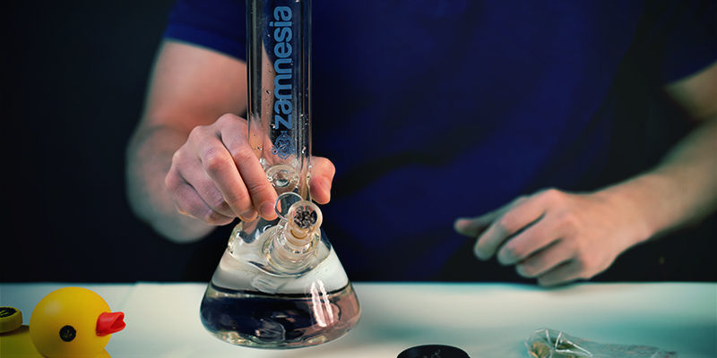 Cómo Usa Bong: Coge bong con mano