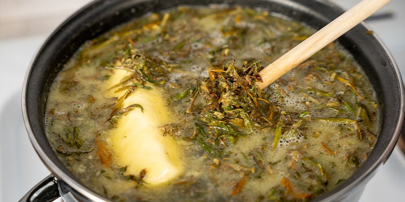 Ahora que tienes una “sopa” de marihuana y mantequilla en la olla, es hora de calentarla.