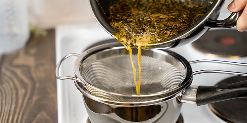 Cuando pase este tiempo, saca la cannabutter a un recipiente resistente al calor filtrándola con un colador o una estopilla.