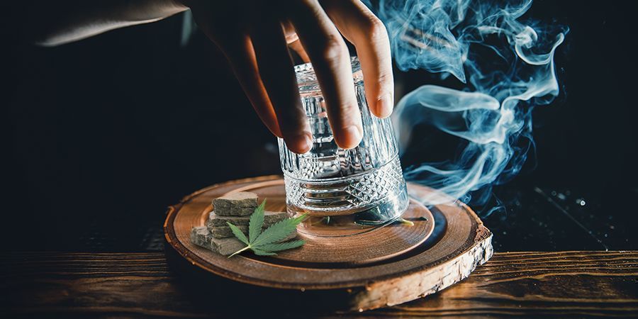 Fumar Hachís Con Un Vaso Y Un Alfiler