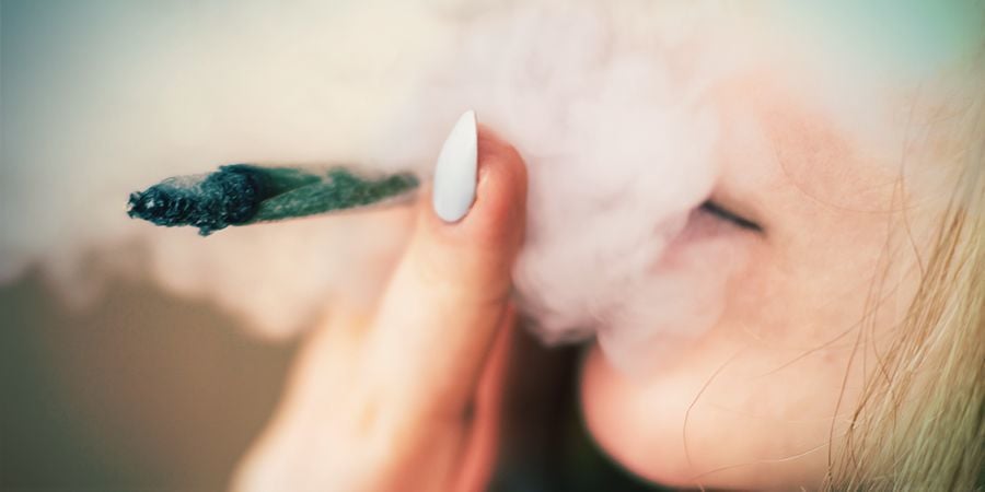 Fumar Hachís En Un Porro O Canuto
