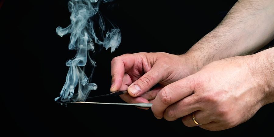 Fumar Hachís Con Cuchillos