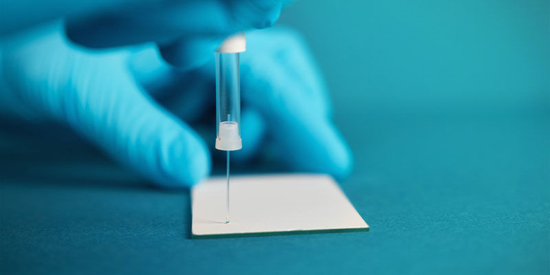 Mini Kit Alpha-Cat De Análisis De Cannabinoides: Pon la mezcla de muestra líquida en una placa de ensayo