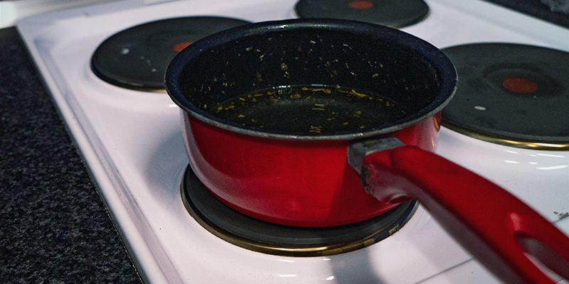 Pon El Agua, El Vinagre, La Sal, El Azúcar Y Los Granos De Mostaza En Una Olla Grande