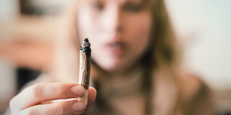 ¿Por Qué Fumar Marihuana Provoca Dolor De Garganta?