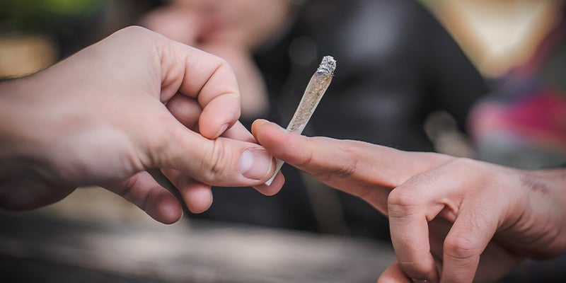 La diferencia entre fumar un porro y un cigarrillo