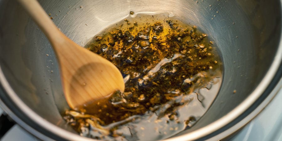 Prepara un sistema de cocción al baño maría, y calienta la mezcla de cannabis y aceite de coco