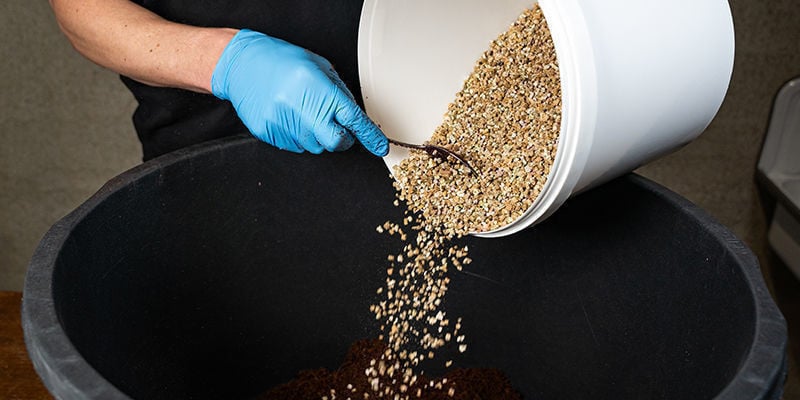 Pon El Musgo De Turba Y La Vermiculita En Un Cuenco O Recipiente, Procurando Poner Cantidades Iguales De Ambos Materiales Para Conseguir Una Mezcla 50/50