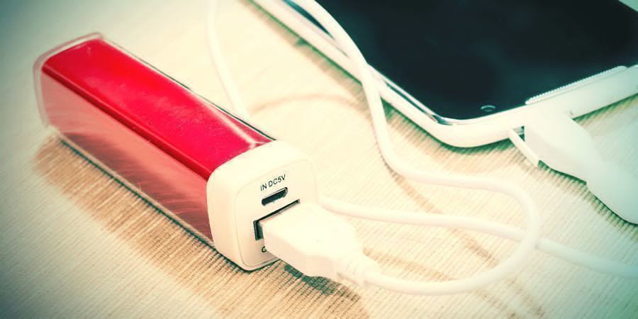 Un cargador solar/a cuerda para el teléfono