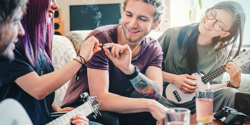 La marihuana puede hacerte más sociable