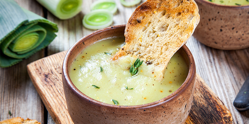 Entrante: Crema de puerro y patata con cannabis