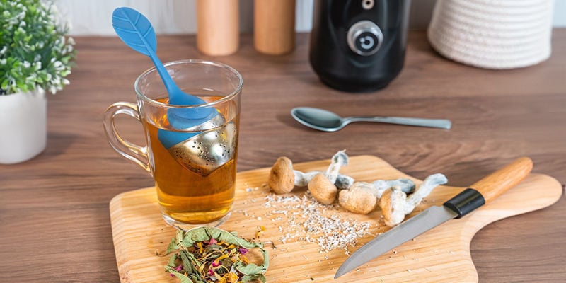 Beber Un Té De Setas Alucinógenas