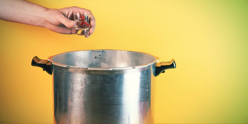 Jeringas De Esporas De Setas Alucinógenas: Empieza esterilizando el agua y el vaso de chupito/plato