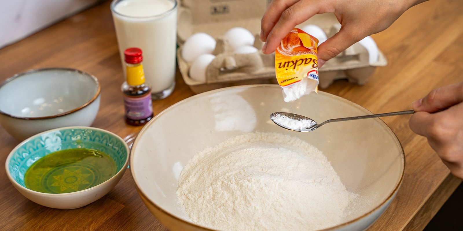 Mezcla en un bol los ingredientes secos Mezcla en un bol los ingredientes secos