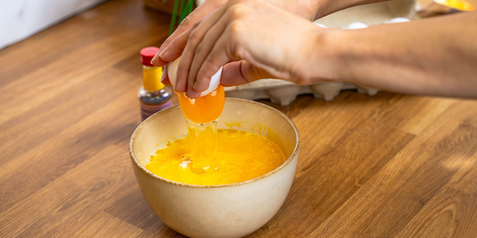 En otro bol, bate la leche, los huevos y la mantequilla cannábica derretida (o aceite) En otro bol, bate la leche, los huevos y la mantequilla cannábica derretida (o aceite)