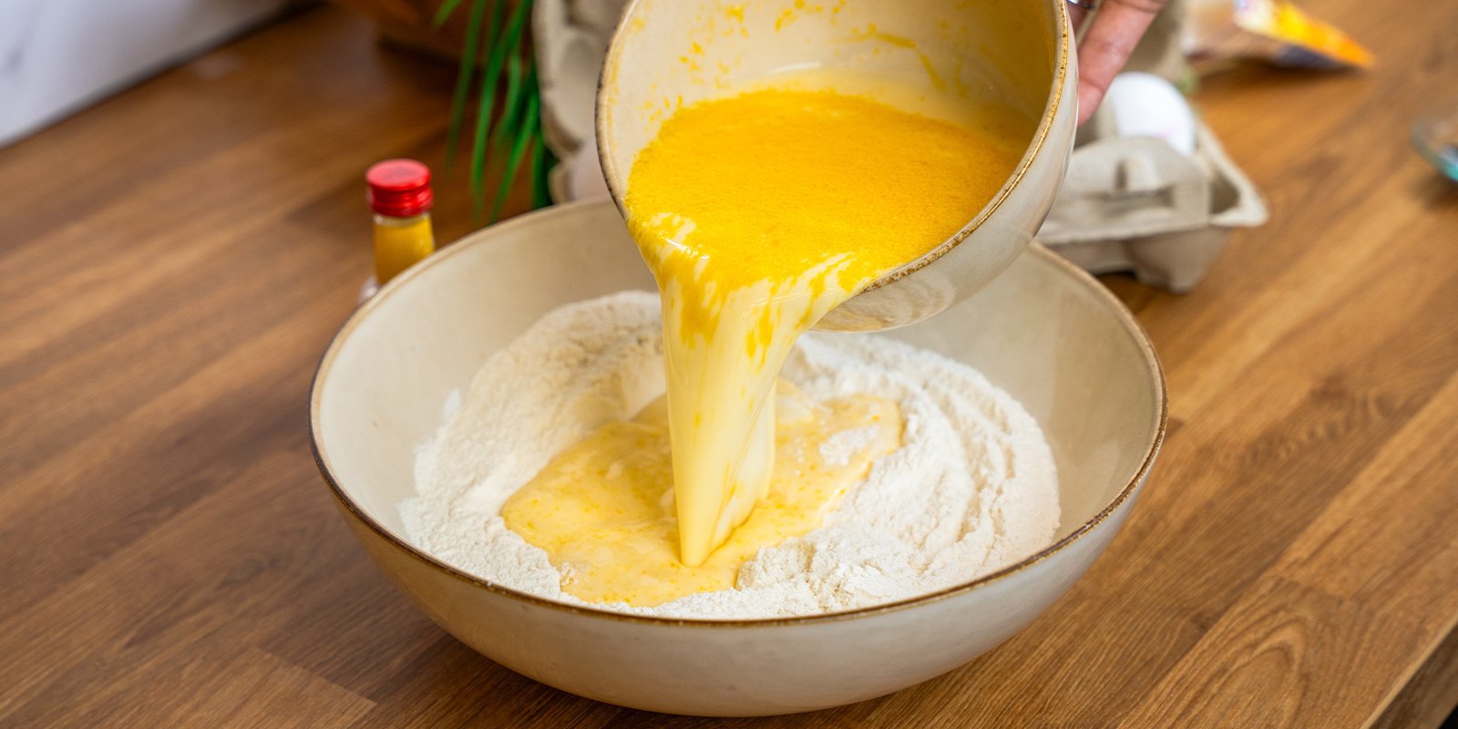 Junta los ingredientes húmedos y secos, y mezcla hasta que estén bien incorporados Junta los ingredientes húmedos y secos, y mezcla hasta que estén bien incorporados