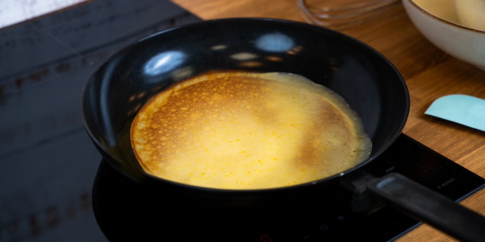 Dale la vuelta a las tortitas cuando empiecen a formarse burbujas en la superficie y cocina hasta que estén doradas por ambos lados Dale la vuelta a las tortitas cuando empiecen a formarse burbujas en la superficie y cocina hasta que estén doradas por ambos lados