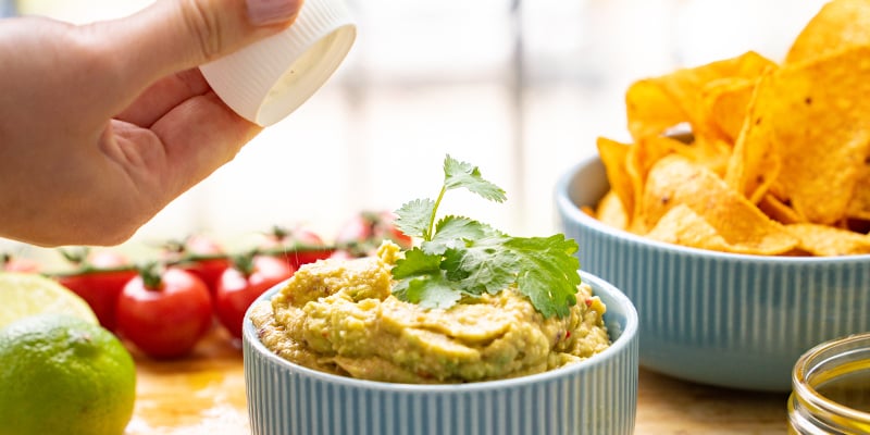 Pon El Guacamole En Un Cuenco Para Servir