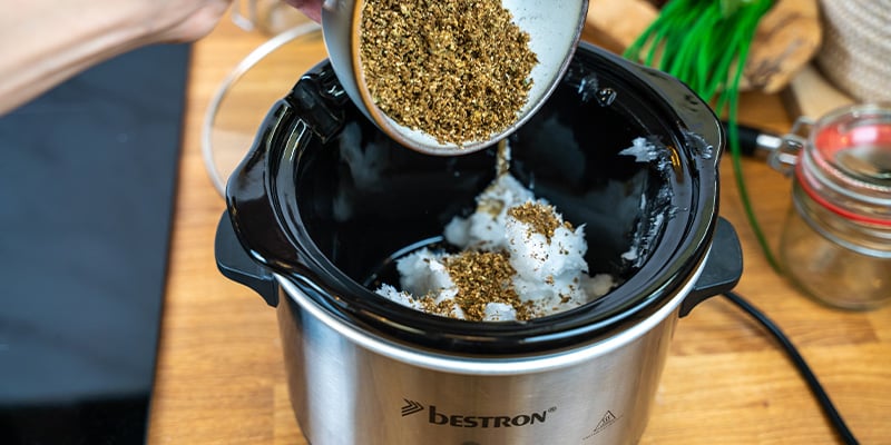 Paso 2: mezclar el cannabis con el aceite de coco