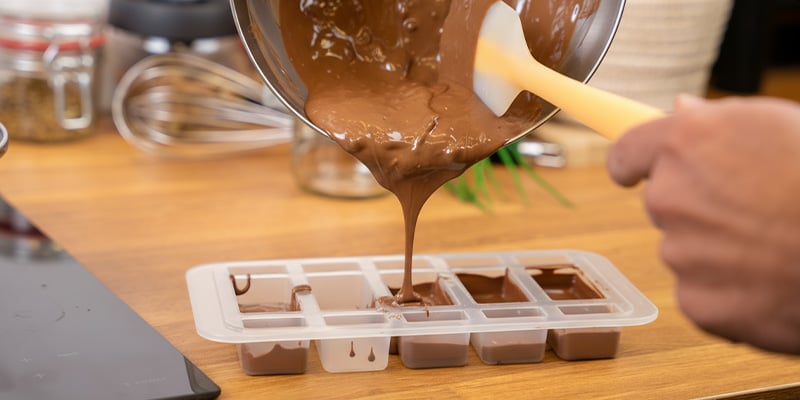 Vierte el chocolate en un molde