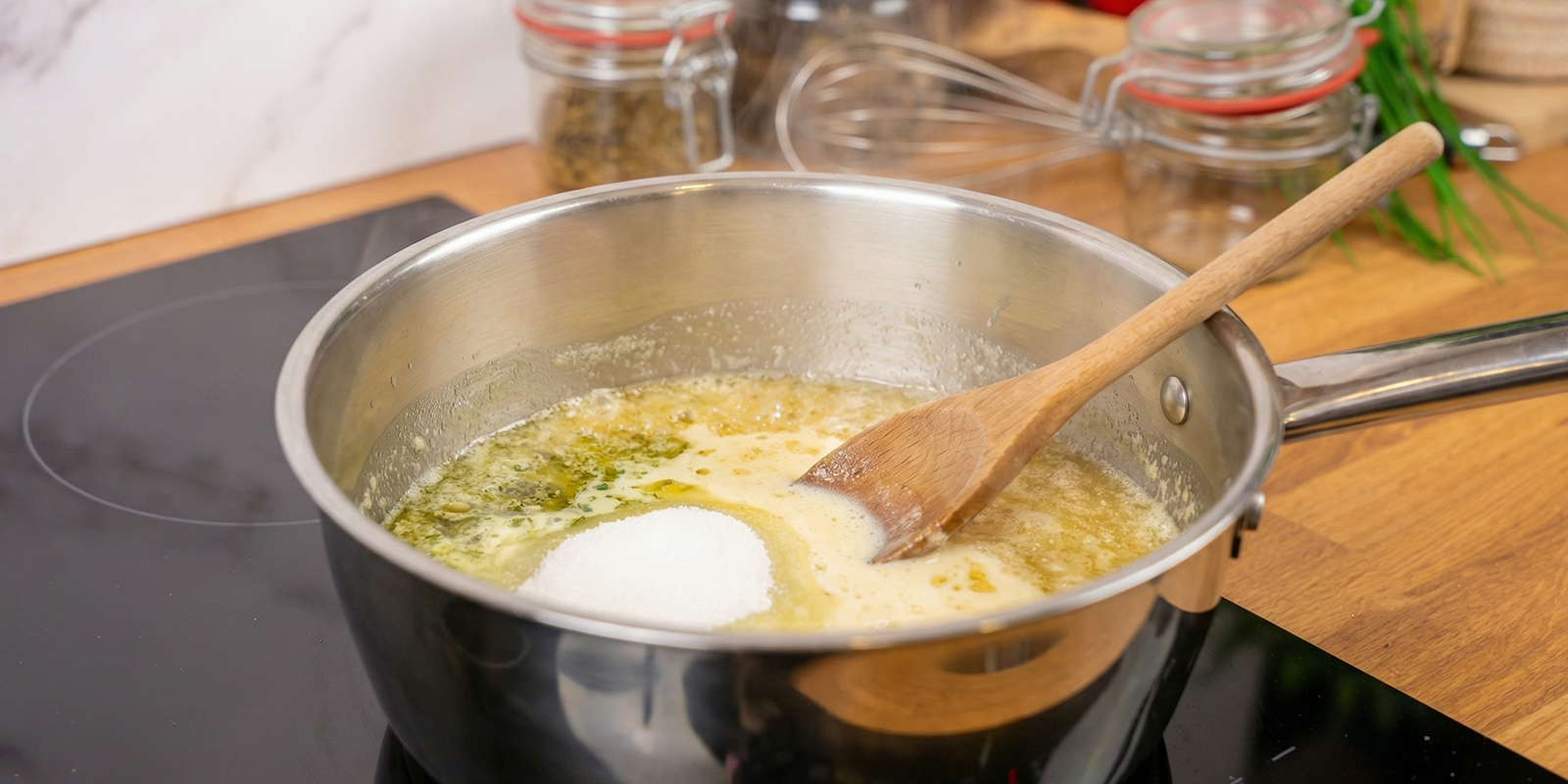 Derrite la mantequilla, el azúcar y la leche