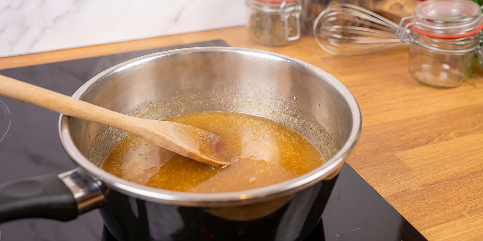 Funde los azúcares con la mantequilla de cannabis