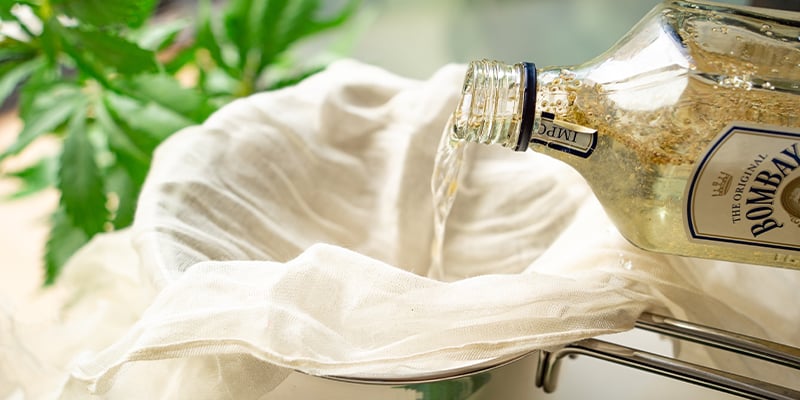 Usando Un Embudo, Pasa La Ginjah A La Botella