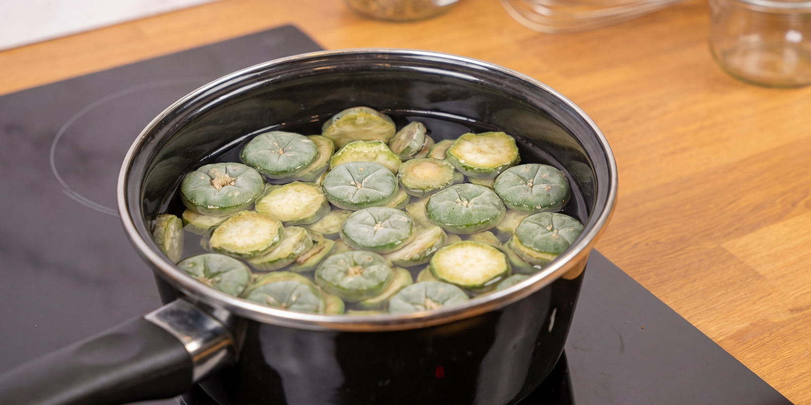 Coloca las rodajas en un cazo con agua Coloca las rodajas en un cazo con agua