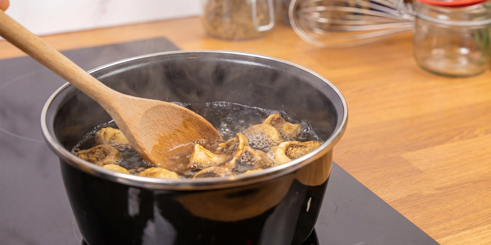 Cuece a fuego lento (si usas trozos) Cuece a fuego lento (si usas trozos)