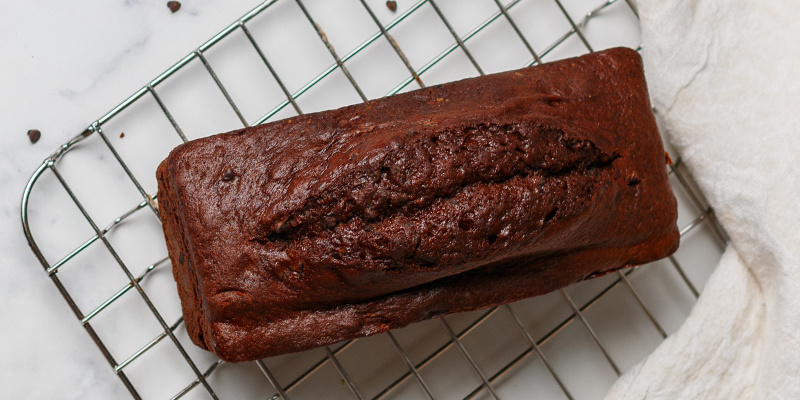 Tras sacarlo del horno, deja que el space cake se enfríe en el molde durante 10 minutos.
