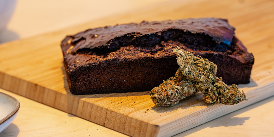Deja Enfriar Los Brownies En Un Plato Durante Unos Diez Minutos