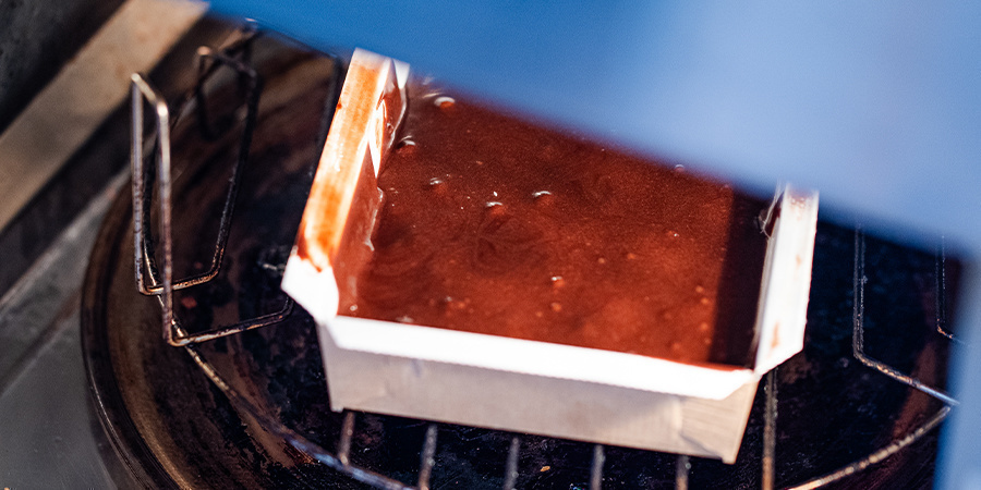 Vierte La Mezcla En La Bandeja De Horno O Los Moldes Para Brownies