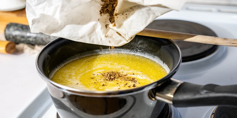 A continuación, añade el hachís a la mezcla y remueve. A continuación, añade el hachís a la mezcla y remueve.