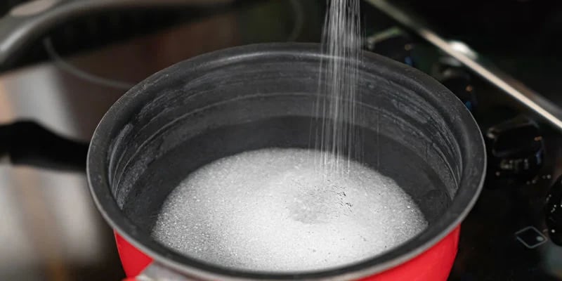 Mezcla el agua y el azúcar en un cazo, y calienta a temperatura media hasta que el azúcar se disuelva por completo.