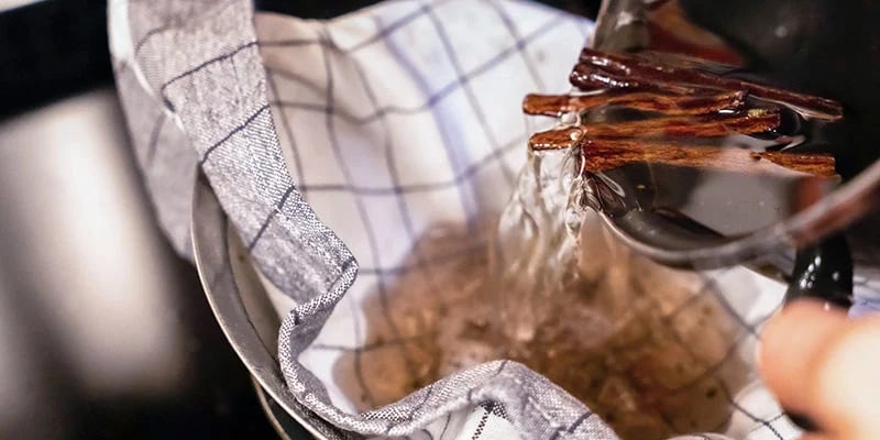 Añade la glicerina vegetal y sigue cocinando a fuego lento durante otros 5-7 minutos.