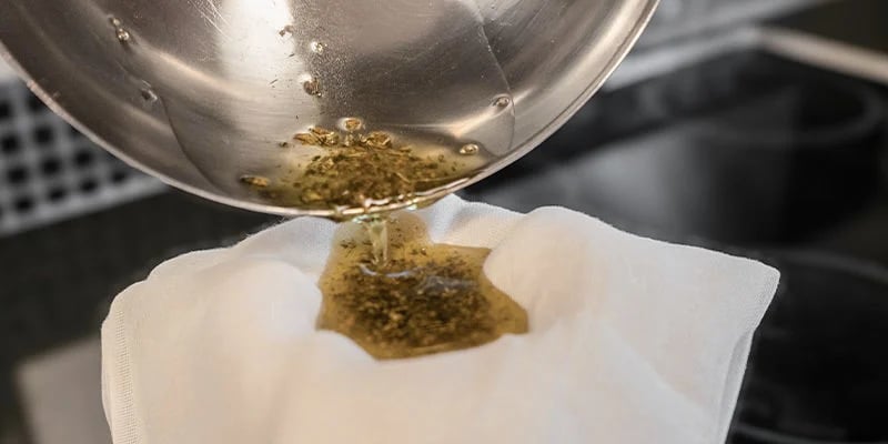 Usa una estopilla o un colador fino para eliminar todo el material vegetal, dado que el THC ya se habrá extraído.