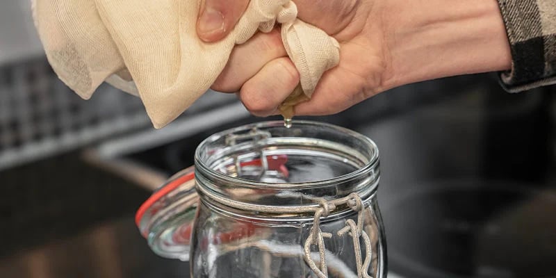 Vierte el jarabe filtrado en una botella o frasco limpios.