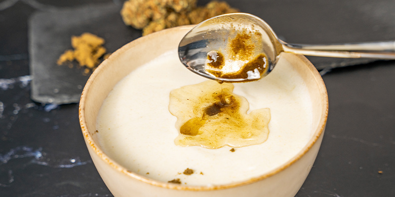 Cuando estés satisfecho/a con la mezcla, simplemente añádela al vaso de yogur y mézclalo todo bien. ¡Voilà!