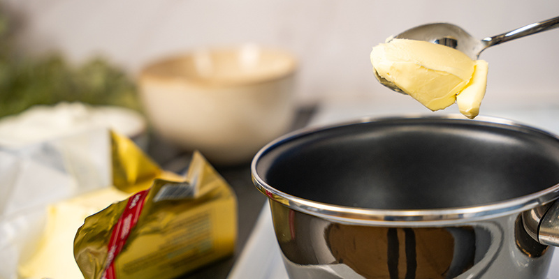 A continuación, apaga el fuego y añade el yogur a la olla.
