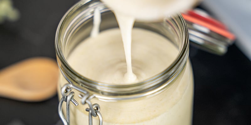 Pon el yogur de hachís en un recipiente y guárdalo en la nevera hasta que se enfríe.