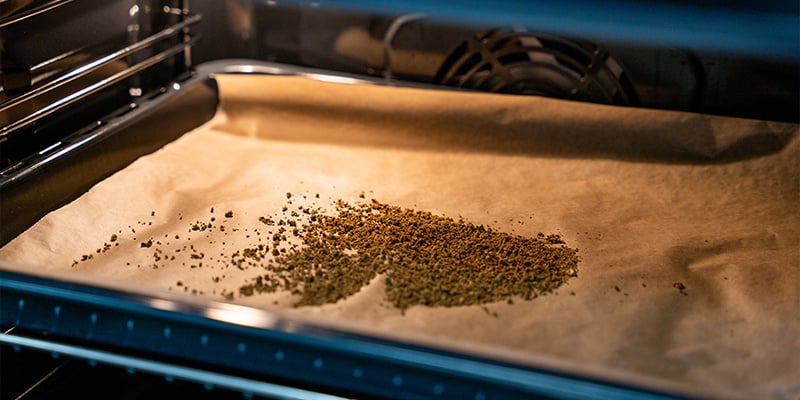 Tritura Los Cogollos Hasta Que Tengan Una Consistencia Media, Extiéndelos Sobre La Bandeja De Horno Forrada, Y Descarboxílalos Durante 30-45 Minutos