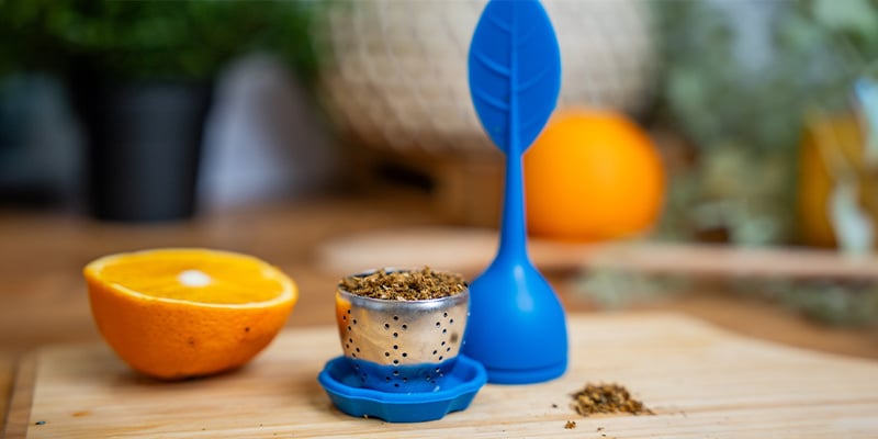 Pon Los Cogollos Descarboxilados En Un Infusor De Hierbas/Especias O En Bolsitas De Té